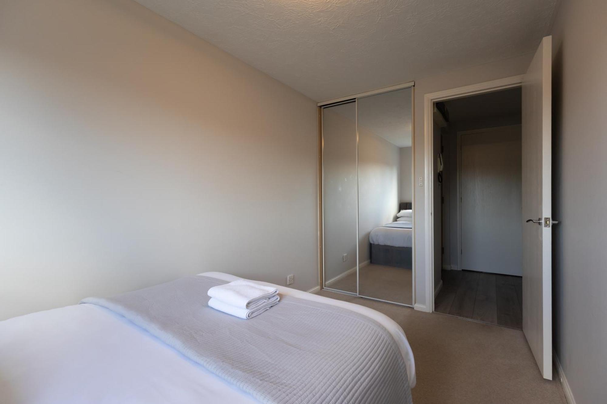 Modern 2 Bed Apartment Near Gatwick كرولي المظهر الخارجي الصورة